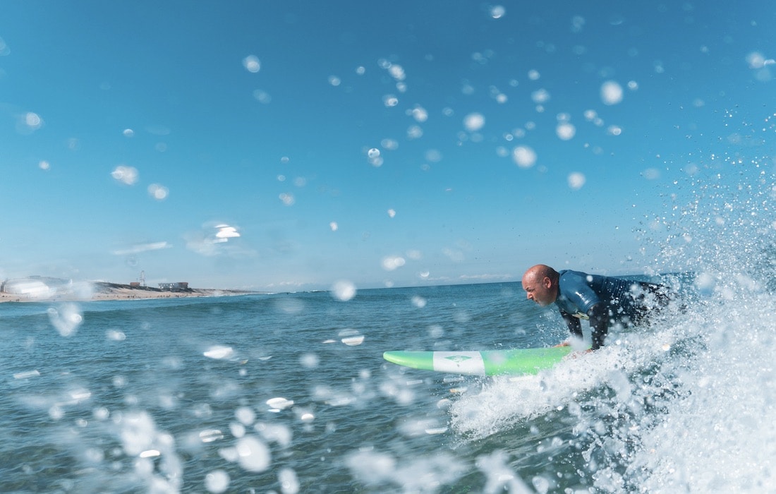 surfer une vague au large en autonomie