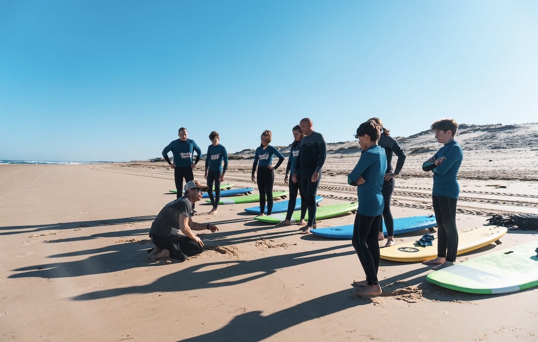 explication pendant un cours de surf sur la plage