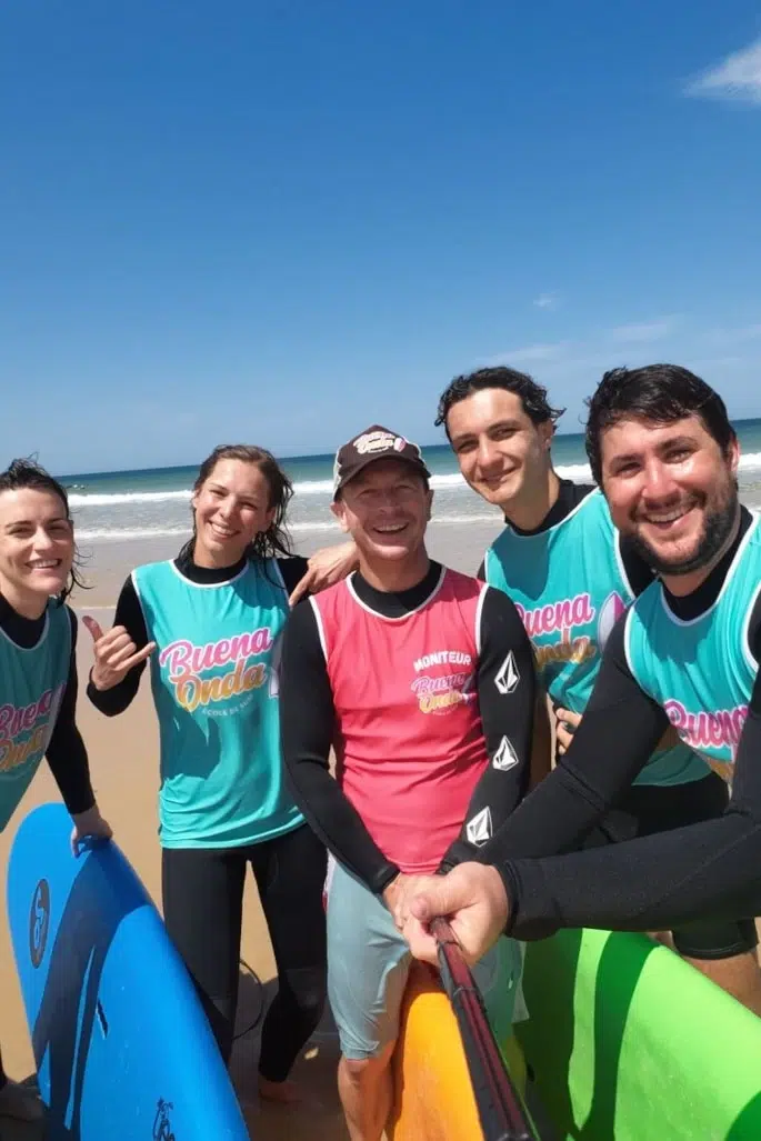 Laurent et ses élèves de l'école de surf